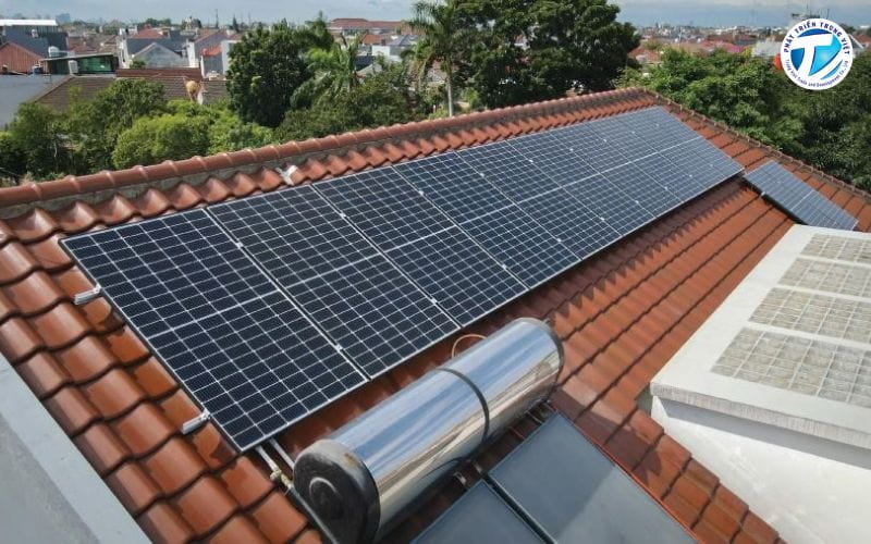 Các ứng dụng năng lượng mặt trời trong sản xuất điện, làm nóng nước và chiếu sáng.